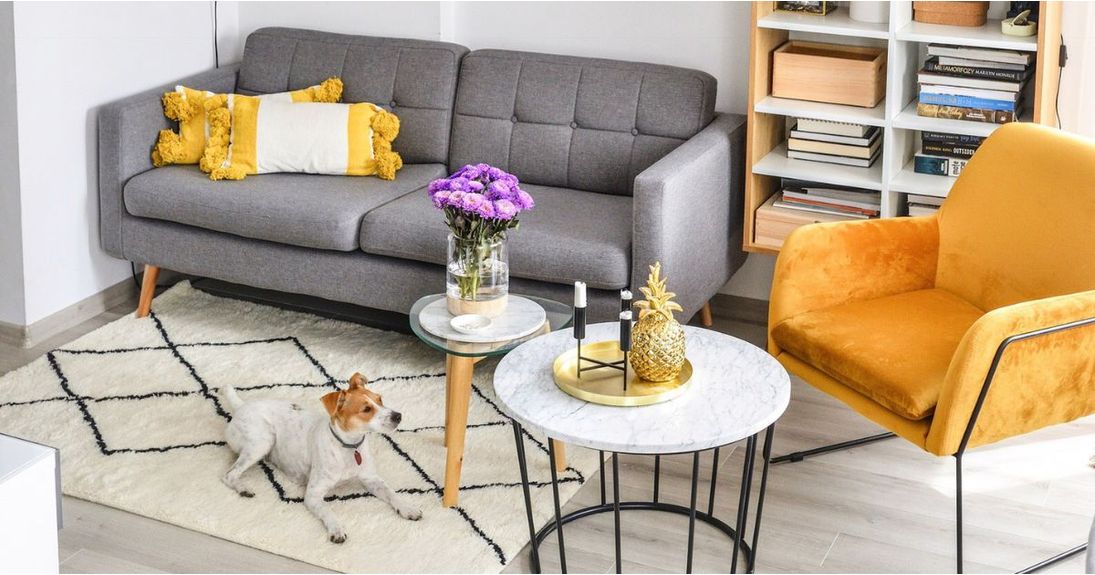 Sofas und Sessel auf Beinen – Vor- und Nachteile. Lohnt es sich, dieses Modell für Ihr Wohnzimmer zu wählen?