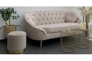 Moderne Eleganz: Wie man Gold, Samt und schlichte Formen im Glamour-Stil kombiniert