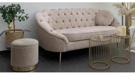 Moderne Eleganz: Wie man Gold, Samt und schlichte Formen im Glamour-Stil kombiniert