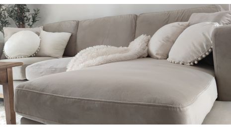 Wie man ein Samtsofa stilvoll gestaltet, ohne den Raum zu überladen