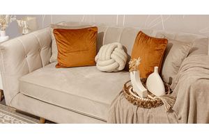 Style dein Sofa neu: Der Trend des Capsule Stylings für Wohnaccessoires