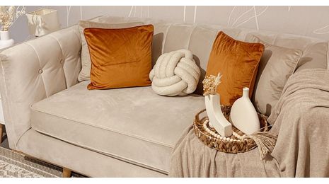 Style dein Sofa neu: Der Trend des Capsule Stylings für Wohnaccessoires
