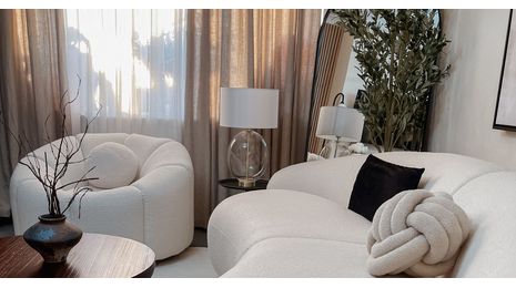 Neuer mediterraner Stil – warme Neutraltöne und Terrakottafarben im Wohnzimmer