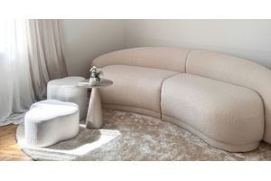 Die Rückkehr der Kurven: Skulpturale Sofas, die Entspannung neu definieren