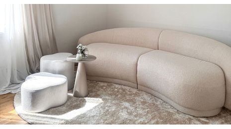 Die Rückkehr der Kurven: Skulpturale Sofas, die Entspannung neu definieren